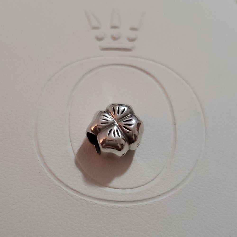Pandora clover charm